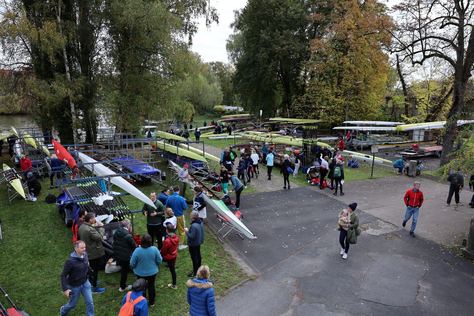 Blick über das Regattagelände am Main
