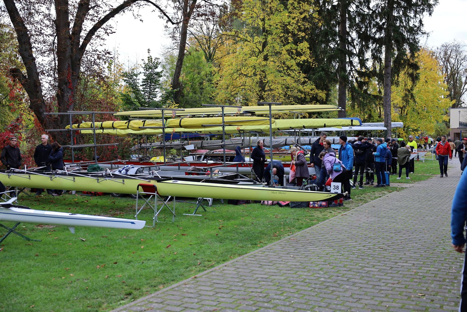 Sattelplatz mit abgelegten Booten