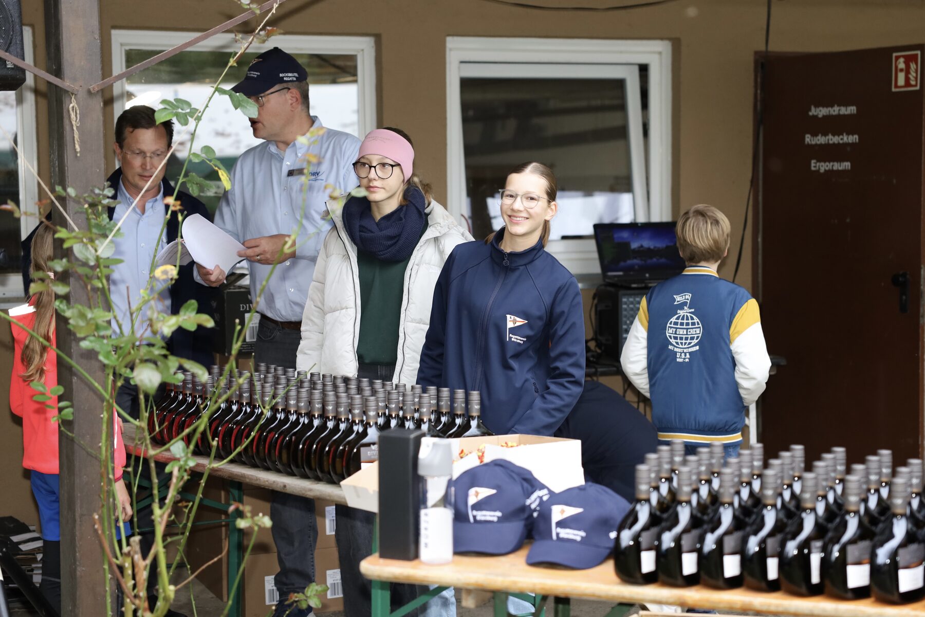 Tisch mit Bocksbeutel-Flaschen und Mützen als Siegerpreise