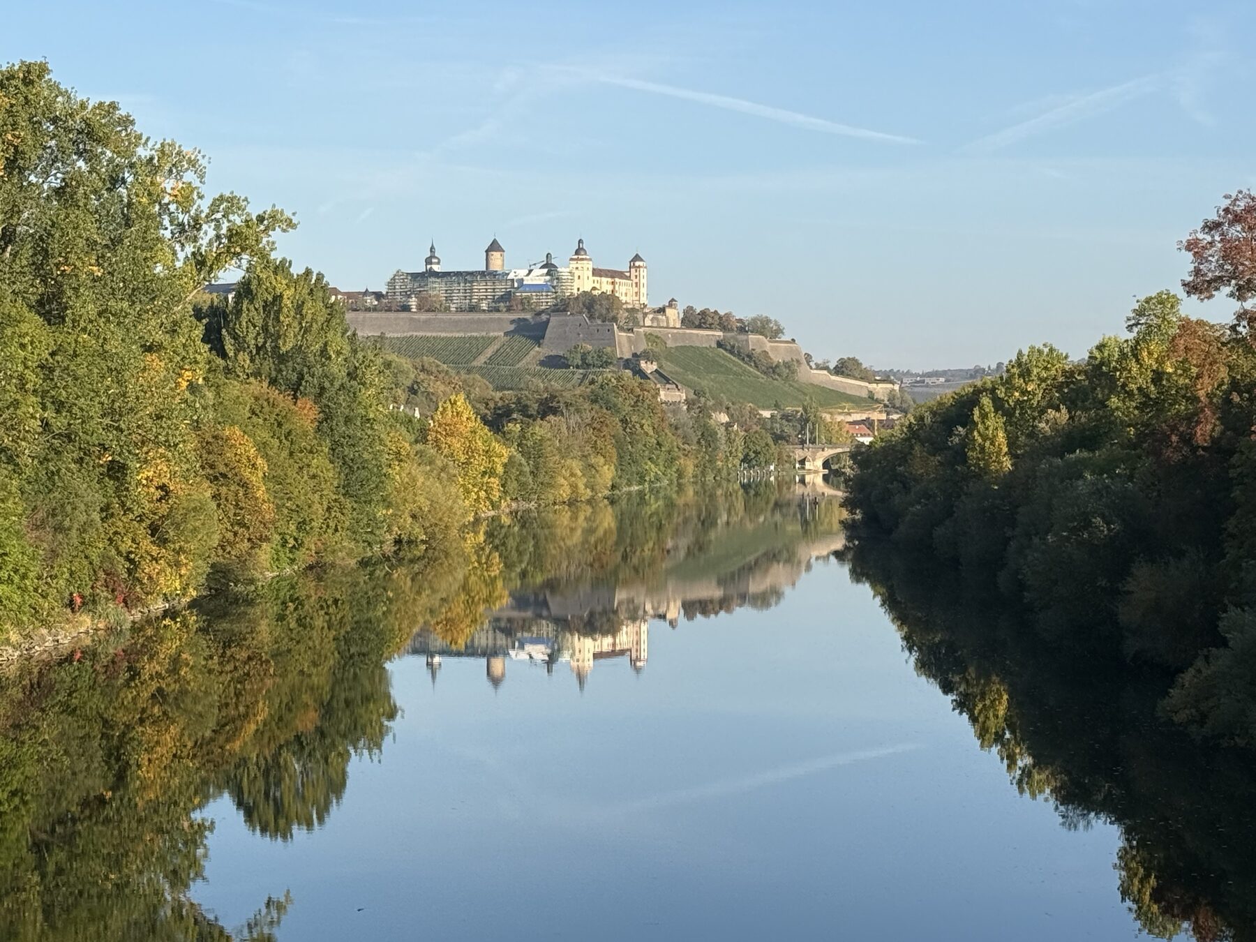 Blick über den Main auf die Festung Marienberg an einem Herbstmorgen